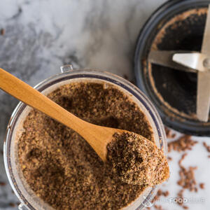 Измельчать семена льна.