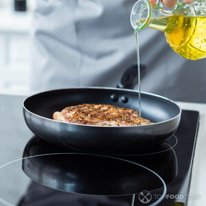 жарить стейк