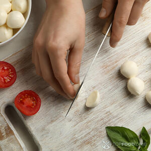 нарезать моцареллу