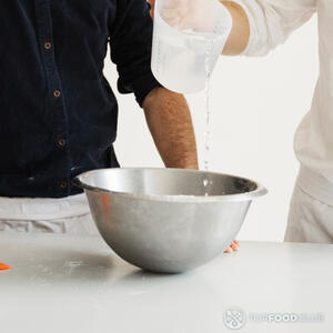 Налить воду.