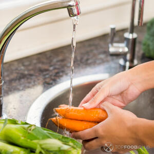 Помыть лук и морковь, не чистить. Добавить в кастрюлю.