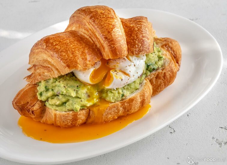 2021-09-09-q2u8t6-croissant-with-guacamole-and-poached-egg-ea7xpx5