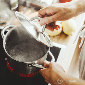 Большую кастрюлю наполните водой, доведите до кипения, добавьте соль и уксус. 