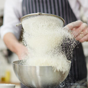 Муку просеять, постепенно всыпать к яйцам. Хорошо размешать.