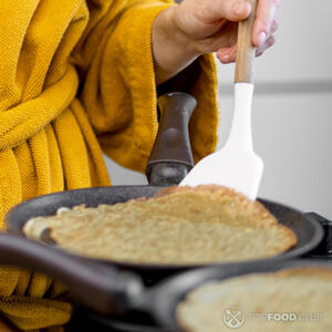 Печь блины.