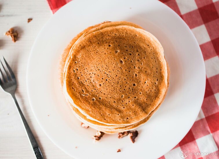 2021-09-14-yjlhex-delicious-pancakes-on-wooden-background-pnlaxdt