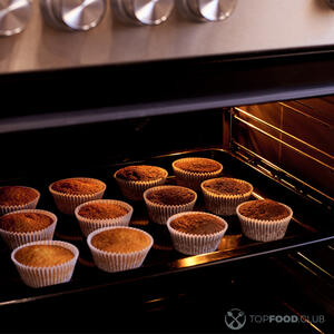 Выпекать кексы.