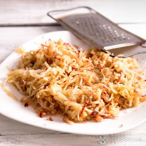 Яблоки помыть, почистить от кожуры и натереть на терке.