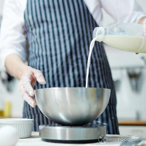 Добавить кефир, сахар и пищевую соду