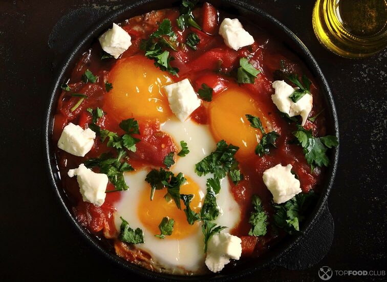 2021-09-15-mq2iyr-shakshuka-in-a-frying-pan-israeli-national-dish-middle-eastern-cuisine