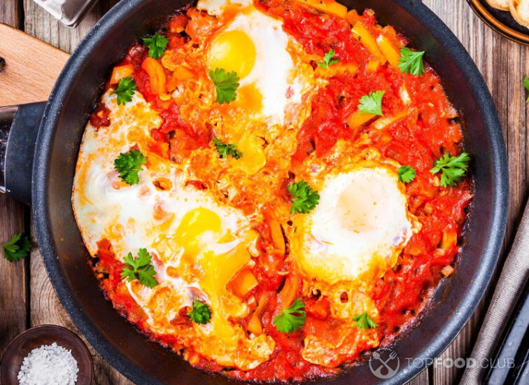 2021-09-15-osi2n4-shakshuka-fried-eggs-with-tomato-paprika-and-parsl-psb5ba5