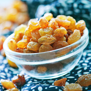 Изюм залить кипятком на 10 минут. Затем слить воду, переложить на бумажное полотенце.