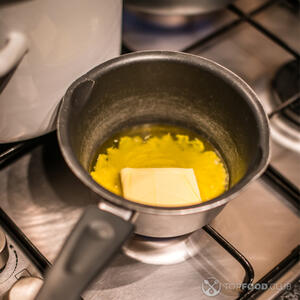 В кастрюле отдельно растопить 1 столовую ложку сливочного масла.