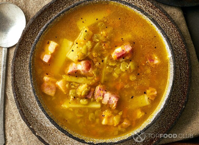 2021-09-20-bg3lk0-winter-hot-soup-with-chopped-green-peas-pork-bacon-vd7zjy7