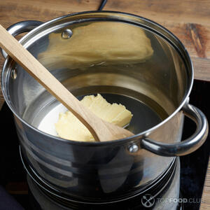 Добавить сливочное масло и лук.