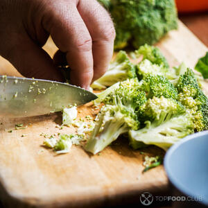 Разделить брокколи на соцветия ножом.