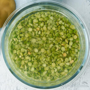 Залить водой горох на несколько часов.
