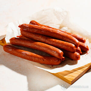 Маринованные огурцы и мясные продукты нарезать соломкой.