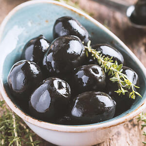 Добавляем маслины.