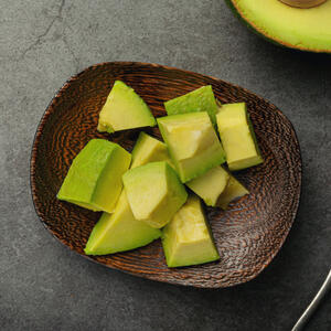 Режем авокадо.