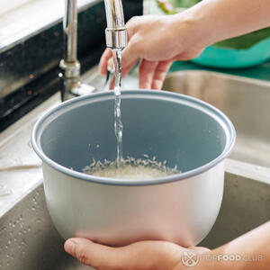 Мыть рис в воде