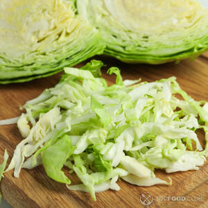 Капусту мелко нашинковать.