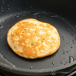 Жарить панкейки.