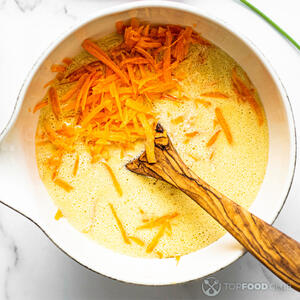 Смешать морковь с сахаром.