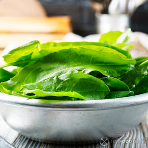 Помыть щавель, отправить в бульон и варить до 5 минут.