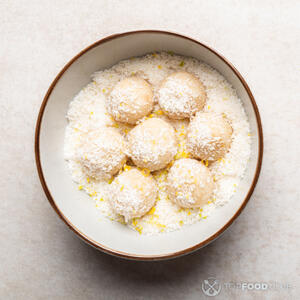 Обвалять в кокосовой стружке.