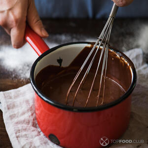 Растопить на водяной бане шоколад.