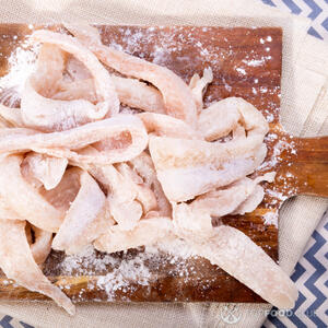 Резать филе рыбы.