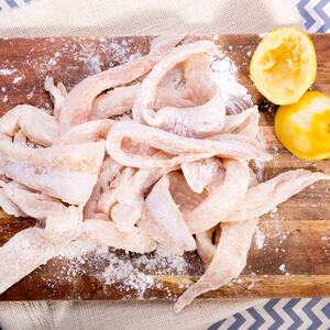 Нарезать рыбное филе.