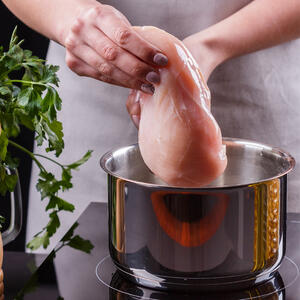 Варить курицу.