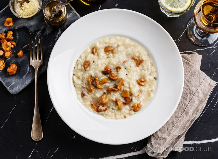 2021-10-01-k4qbf1-risotto-with-chanterelle-mushroom-on-plate-on-dark-php9b55