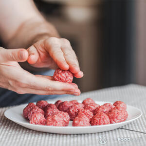 Формировать тефтели.