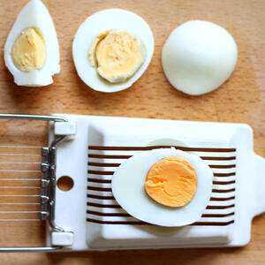 Резать яйцо вареное.