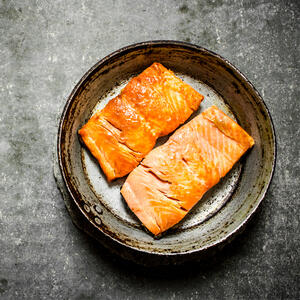 Жарить форель.