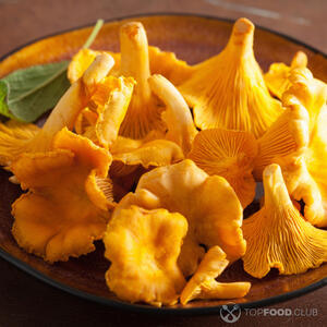 Промыть и нарезать лисички.