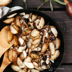 Добавить грибы и картофель.