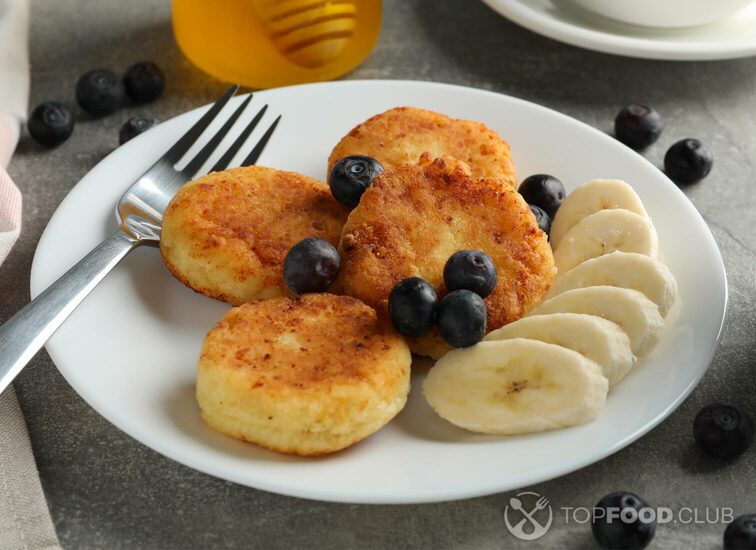 2021-10-07-pmdogl-breakfast-of-cheese-pancakes-on-grey-background-cl-3yzbp8m