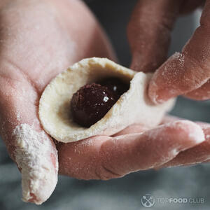 Лепить вареники с вишней