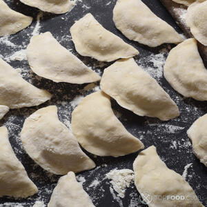 Выкладывать вареники на доску