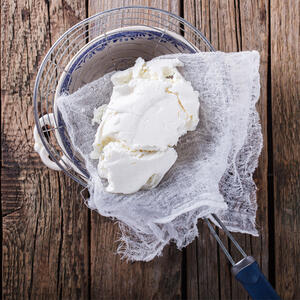 Перетереть творог через сито.