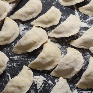 Делаем вареники.