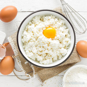 разбить яйцо в творог