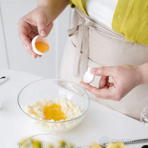 добавить яйцо