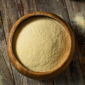 Добавить манную крупу.