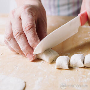 Резать ленивые вареники