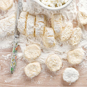 Формировать сырники.